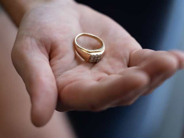 Nhặt Được Nhẫn Vàng Đánh Con Gì? Điềm Báo Và Con Số May Mắn